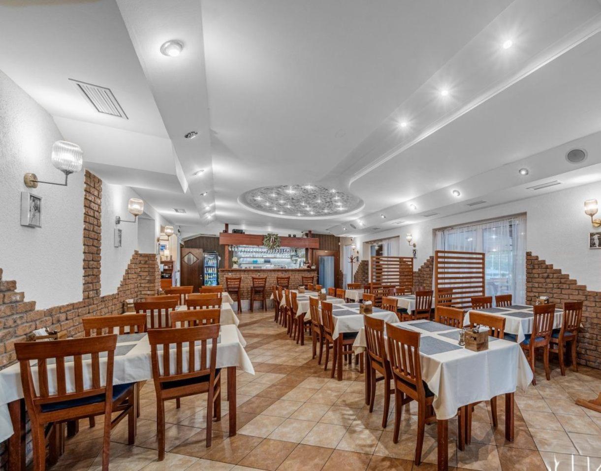 Raketa Residence, Restaurant & Hotel Prievidza Esterno foto